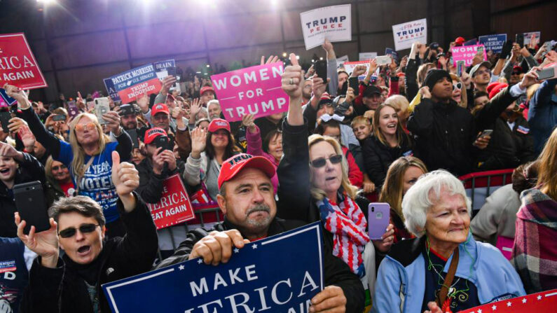 La gente aplaude mientras el presidente de Estados Unidos, Donald Trump, llega para hablar en un mitin de campaña en el aeropuerto Huntington Tri-State, el 2 de noviembre de 2018, en Huntington, Virginia Occidental. (NICHOLAS KAMM/AFP vía Getty Images)
