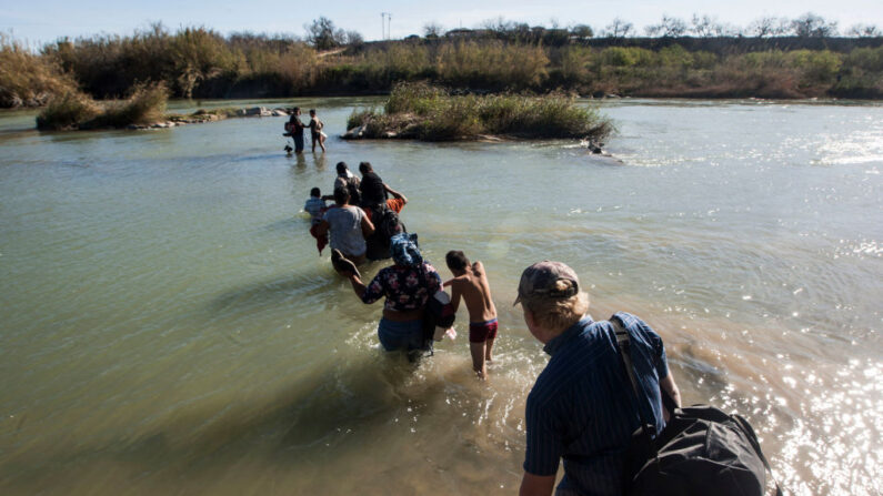 Migrantes centroamericanos intentan cruzar el Río Bravo, desde Piedras Negras, en el estado de Coahuila, México, hasta la ciudad de Eagle Pass, en Texas, Estados Unidos, visto desde México el 17 de febrero de 2019. (JULIO CESAR AGUILAR/AFP vía Getty Images)