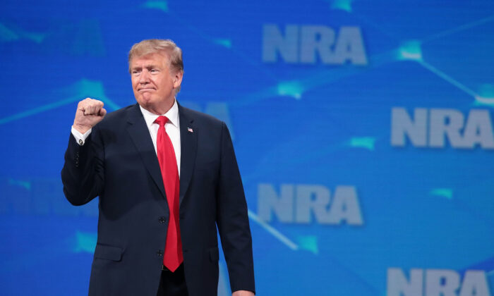 El presidente Donald Trump hace un gesto a los invitados en el Foro de Liderazgo de la NRA-ILA en la 148° Reunión y Exhibición Anual de la NRA, en Indianápolis, Indiana, el 26 de abril de 2019. (Scott Olson/Getty Images)
