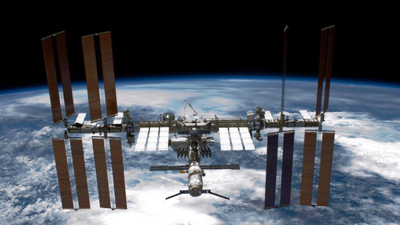 La Estación Espacial Internacional (EEI) se ve desde el transbordador espacial Endeavour de la NASA, el 29 de mayo de 2011. (NASA vía Getty Images)