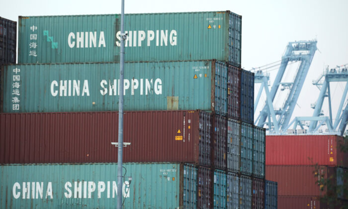 Los contenedores de envío, algunos marcados como "China Shipping", se apilan en el puerto de Los Ángeles, California, el 7 de noviembre de 2019. (Mario Tama/Getty Images)
