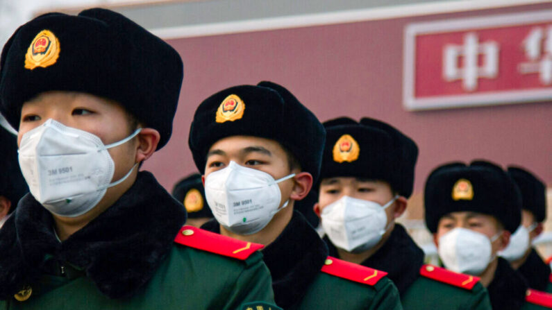 Agentes de policía chinos con mascarillas frente a la Puerta de Tiananmen el 26 de enero de 2020 en Beijing, China (Betsy Joles/Getty Images)
