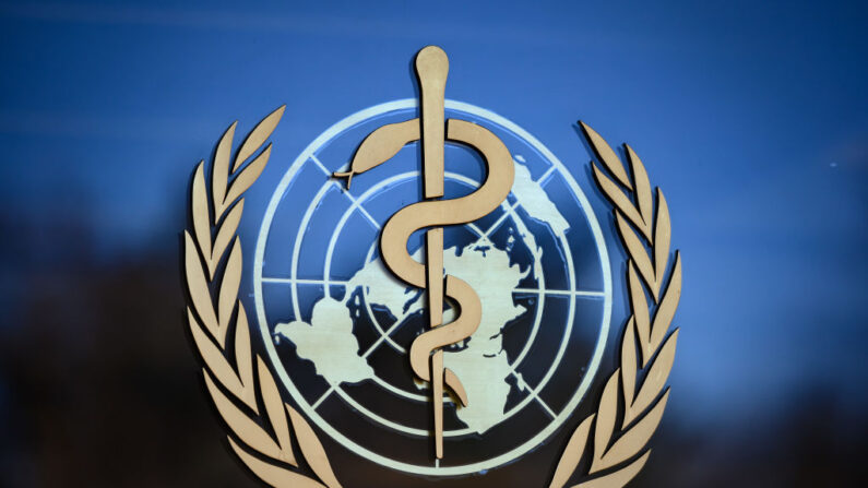 Una foto tomada el 24 de febrero de 2020 muestra el logotipo de la Organización Mundial de la Salud (OMS) en su sede de Ginebra. (Fabrice Cofrini/AFP vía Getty Images)