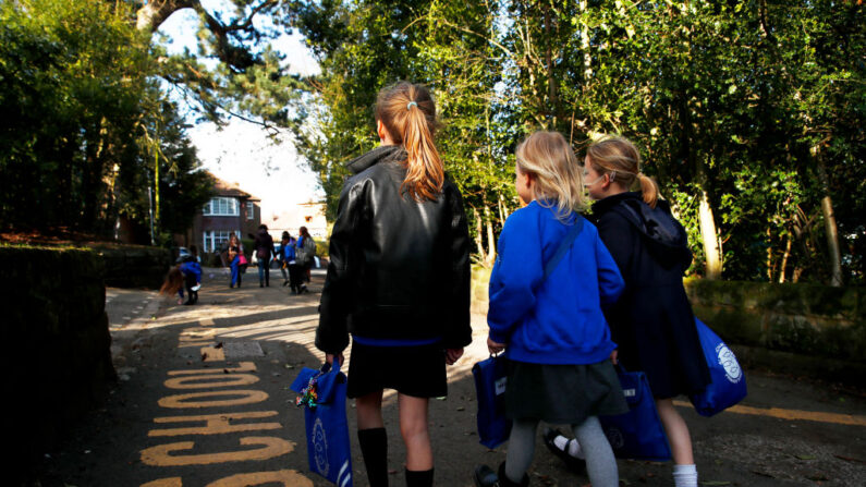 Niños caminan a casa desde la escuela primaria asistida Altrincham C.E. el 20 de marzo de 2020, en Altrincham, Reino Unido. (Clive Brunskill/Getty Images)