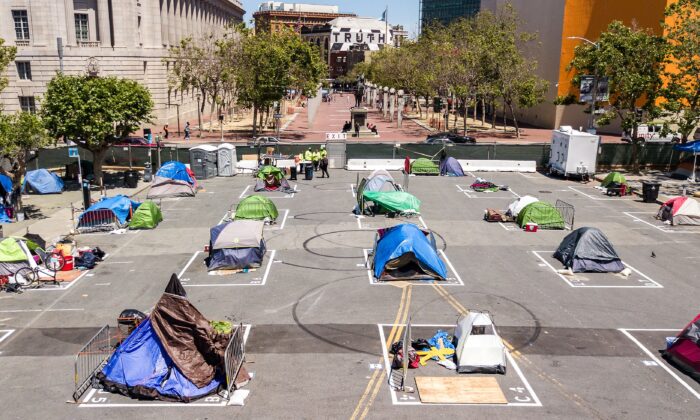 Foto de archivo: Se pintan rectángulos en el suelo para alentar a las personas sin hogar a mantener el distanciamiento social en un campamento para personas sin hogar autorizado por la ciudad frente al Ayuntamiento de San Francisco, California, el 22 de mayo de 2020, debido a la pandemia. (Josh Edelson/AFP a través de Getty Images)