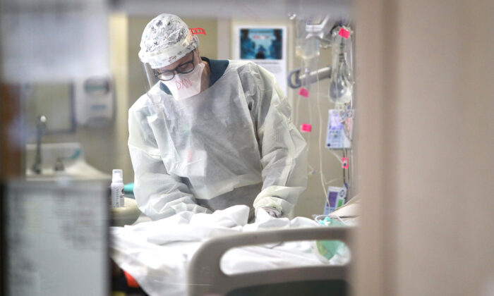 Una enfermera atiende a un paciente en un hospital de Maryland, el 1 de mayo de 2020 en una foto de archivo. (Win McNamee/Getty Images)