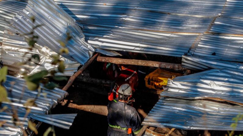 Bomberos y rescatistas buscan víctimas en la mina de carbón El Cedro, en el municipio de El Zulia, Norte de Santander, Colombia, un día después de una explosión en el lugar, el 1 de agosto de 2020. (SCHNEYDER MENDOZA/AFP vía Getty Images)