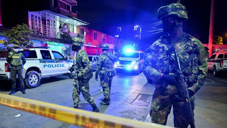 Soldados vigilan la zona en la que estalló un artefacto explosivo en el distrito de Aguablanca, en el este de Cali (Colombia), el 13 de agosto de 2020. (Luis Robayo / AFP vía Getty Images)
