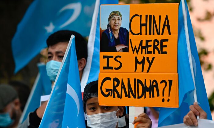 Un joven activista uigur sostiene un cartel que dice "¡¿China, dónde está mi abuela?!" durante una manifestación frente a la Oficina de Relaciones Exteriores en Berlín, donde se esperaba que el Ministro de Relaciones Exteriores de China mantuviera conversaciones con su homólogo alemán el 1 de septiembre de 2020. (Tobias Schwarz/AFP a través de Getty Images)
