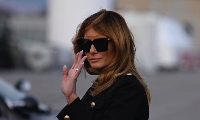 Melania Trump, la entonces primera dama de Estados Unidos, llega al Aeropuerto Internacional Wilkes-Barre Scranton, en Avoca, Pensilvania, el 31 de octubre de 2020. (Andrew Caballero-Renolds/AFP vía Getty Images)
