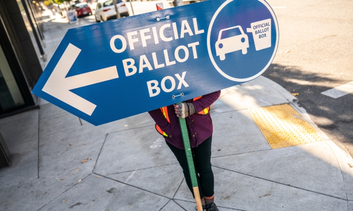 Un trabajador electoral dirige a los votantes a un lugar de entrega de boletas en Portland, Oregón, el 2 de noviembre de 2020. (Nathan Howard/Getty Images)
