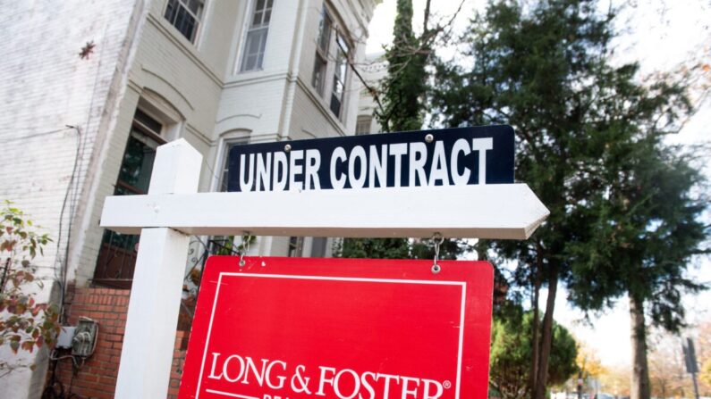 El cartel de una casa en venta muestra la vivienda como "Bajo Contrato" en Washington el 19 de noviembre de 2020. (Saul Loeb/AFP vía Getty Images)
