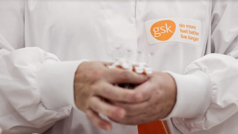 Un empleado de GSK trabaja en la fábrica de la compañía farmacéutica británica GlaxoSmithKline (GSK) en Wavre, Belguim, el 8 de febrero de 2021. (KENZO TRIBOUILLARD/AFP vía Getty Images)
