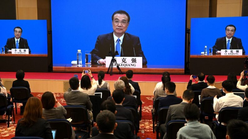 El primer ministro chino, Li Keqiang, habla a través de una transmisión de video en vivo durante una conferencia de prensa después de la sesión de clausura de la Asamblea Popular Nacional en el Gran Salón del Pueblo en Beijing el 11 de marzo de 2021. (Noel Celis/AFP vía Getty Images)
