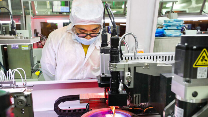 Un empleado fabrica chips semiconductores en la fábrica Jiejie Microelectronics Co. en Nantong, China, el 17 de marzo de 2021. (STR/AFP vía Getty Images)