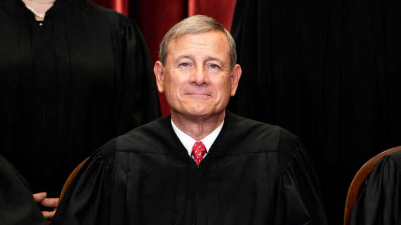 El presidente de la Corte Suprema, John Roberts, sentado durante una foto de grupo de los jueces en la Corte Suprema en Washington, DC, el 23 de abril de 2021. (Erin Schaff-Pool/Getty Images)

