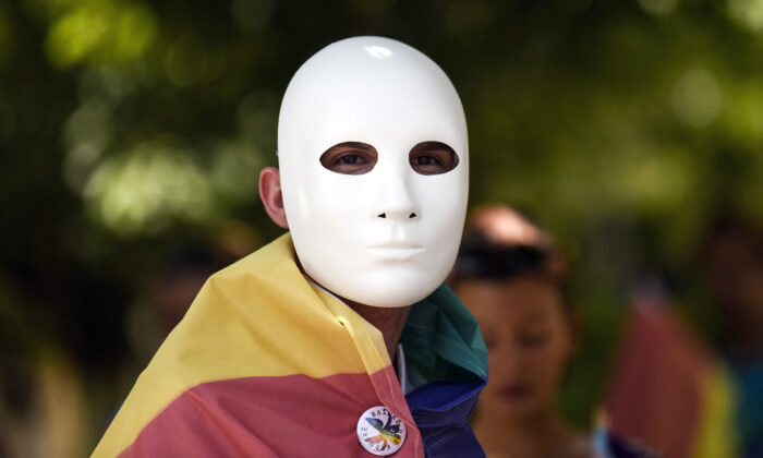 Participante con máscara facial en desfile del orgullo lésbico, gay, bisexual y transexual (LGBT) en Pristina, Kosovo, el 1 de julio de 2021. (Armend Nimani/AFP vía Getty Images)
