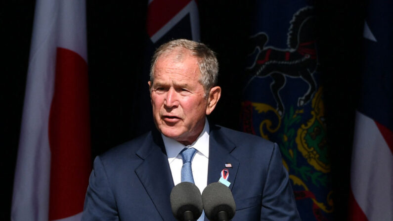 El expresidente de EE.UU. George W. Bush habla durante la conmemoración del 11 de septiembre en el Monumento Nacional al Vuelo 93 en Shanksville, Pensilvania, el 11 de septiembre de 2021. (MANDEL NGAN/AFP vía Getty Images)