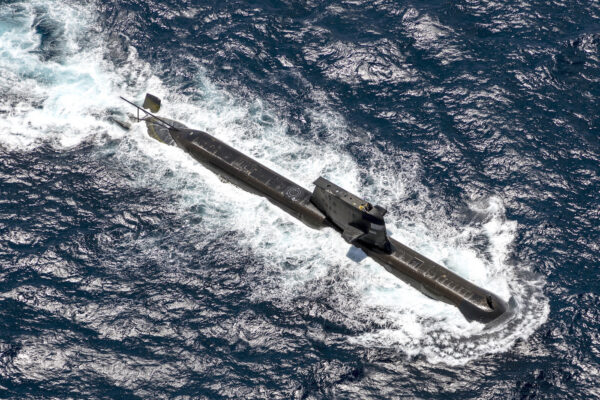 Submarino de la Marina Real Australiana HMAS Rankin durante AUSINDEX 21, un ejercicio marítimo bienal entre la Marina Real Australiana y la Marina India cerca de Darwin, Australia, el 5 de septiembre de 2021. (POIS Yuri Ramsey/Fuerza de Defensa Australiana vía Getty Images)