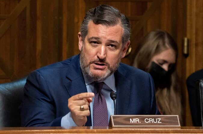 El senador Ted Cruz (R-Texas) hace preguntas durante una Subcomisión Judicial del Senado sobre Política de Competencia, Antimonopolio y Derechos del Consumidor, en el Capitolio de Estados Unidos, el 21 de septiembre de 2021. (Ken Cedeno/AFP vía Getty Images)