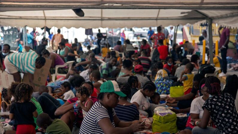 Migrantes haitianos permanecen fuera de un refugio para migrantes donde esperan su resolución migratoria, en Monterrey, México, el 26 de septiembre de 2021. (JULIO CESAR AGUILAR/AFP vía Getty Images)
