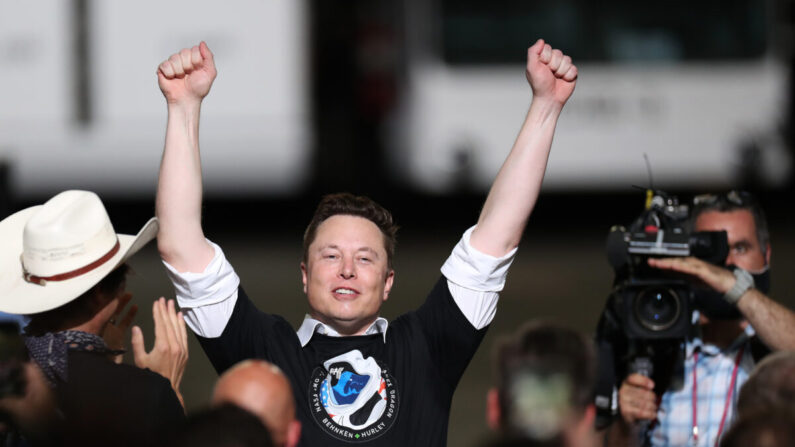 Elon Musk celebra tras el exitoso lanzamiento del cohete Falcon 9 de SpaceX en el Centro Espacial Kennedy en Cabo Cañaveral, Florida, el 30 de mayo de 2020. (Joe Raedle/Getty Images)