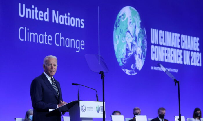 El presidente de EE.UU., Joe Biden, habla durante la ceremonia de apertura de la conferencia de las Naciones Unidas sobre el cambio climático, COP26, en Glasgow, Reino Unido, el 1 de noviembre de 2021. (Yves Herman/WPA Pool/Getty Images)
