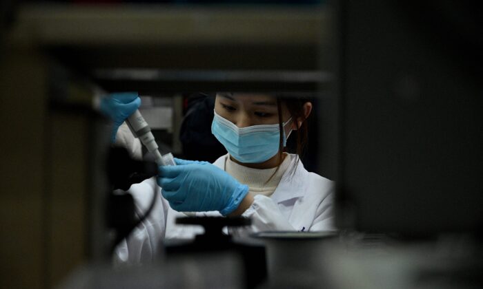 Una laboratorista en un laboratorio de la Universidad de Tsinghua, en Beijing, el 9 de diciembre de 2021. (Noel Celis/AFP vía Getty Images)
