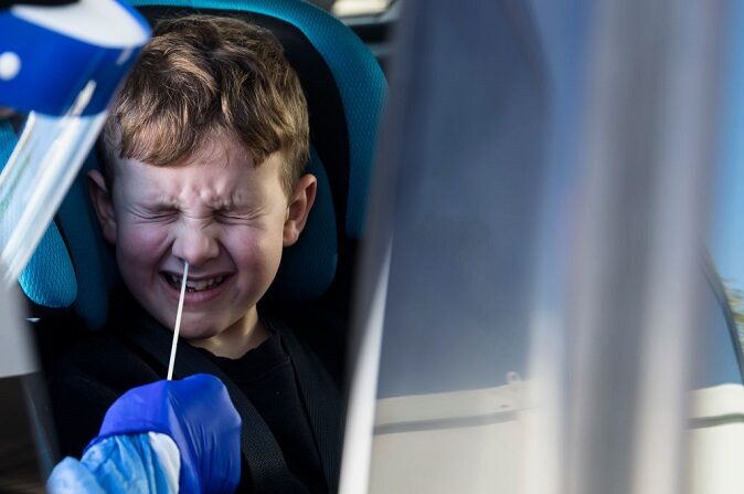 Un niño se somete a la prueba del coronavirus en un centro de pruebas de conducción el 6 de enero de 2022 en Petah Tikva, Israel. (Amir Levy/Getty Images)
