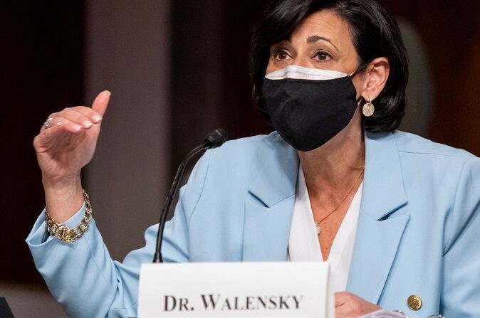 La Dra. Rochelle Walensky, Directora de los Centros para el Control y la Prevención de Enfermedades, testifica durante una audiencia del Comité de Salud, Educación, Trabajo y Pensiones del Senado en el Capitolio el 11 de enero de 2022 en Washington, D.C. (Shawn Thew-Pool/Getty Images)