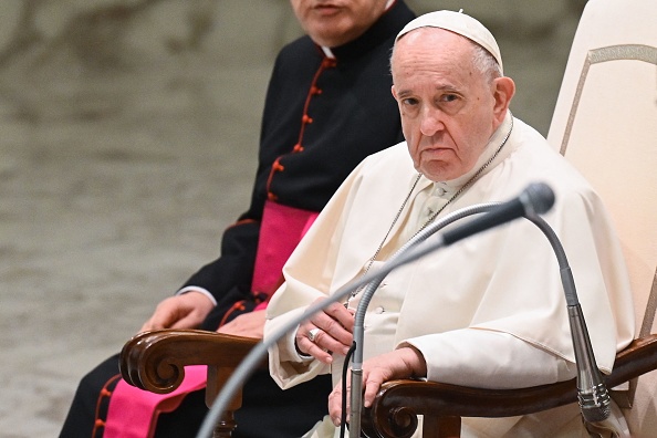 El papa Francisco mira durante la audiencia general semanal el 12 de enero de 2022 en la sala Pablo-VI del Vaticano. (Foto de VINCENZO PINTO/AFP a través de Getty Images)
