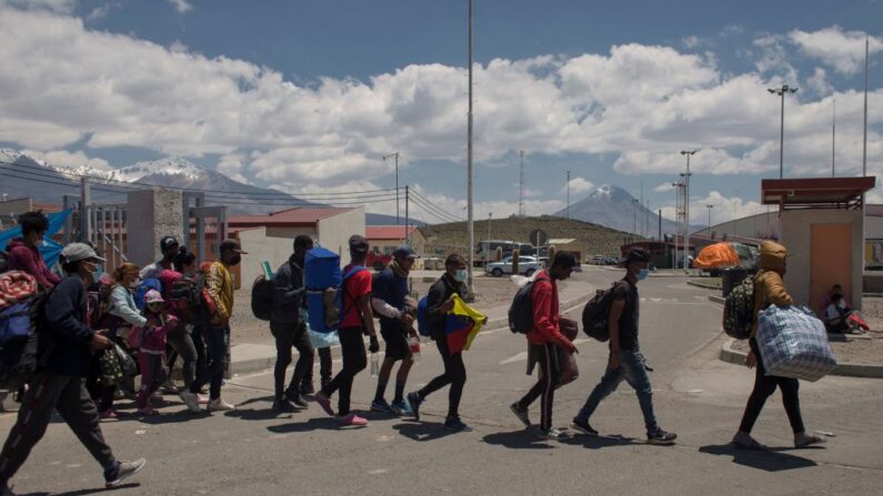 Migrantes llegan a un campamento instalado por el gobierno chileno en Colchane, Chile, el 2 de febrero de 2022. (Diego Reyes/AFP vía Getty Images)