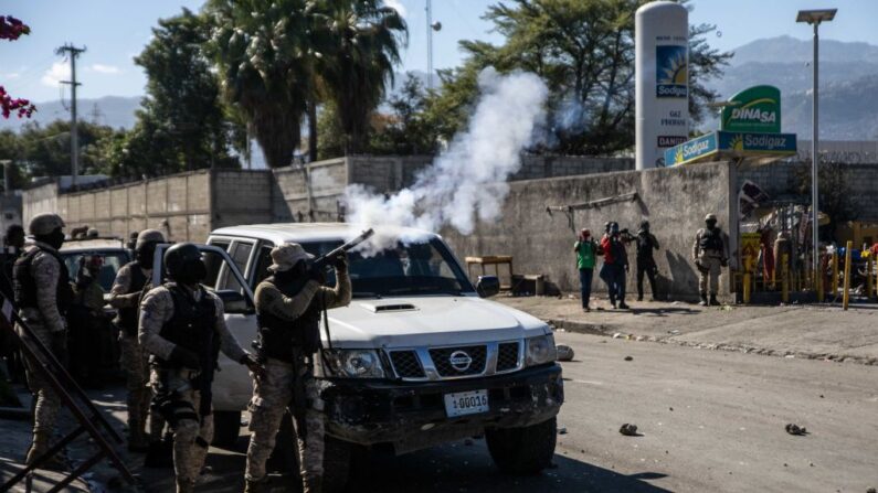 Un autobús con 17 personas abordo, entre ellos ocho ciudadanos turcos, ocho haitianos y el chofer dominicano, fue secuestrado el domingo en la periferia de la capital haitiana, informaron este lunes fuentes de la compañía de transporte. (Richard Pierrin/AFP vía Getty Images/Archivo)