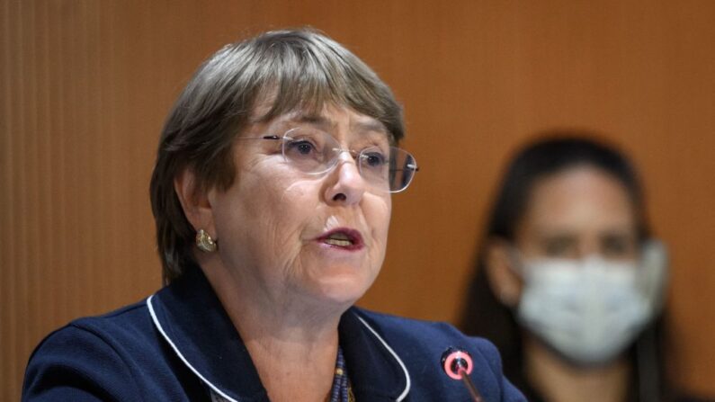 La Alta Comisionada de las Naciones Unidas para los Derechos Humanos, Michelle Bachelet, en el Consejo de Derechos Humanos de la ONU en Ginebra el 3 de marzo de 2022. (Fabrice Coffrini/AFP vía Getty Images)