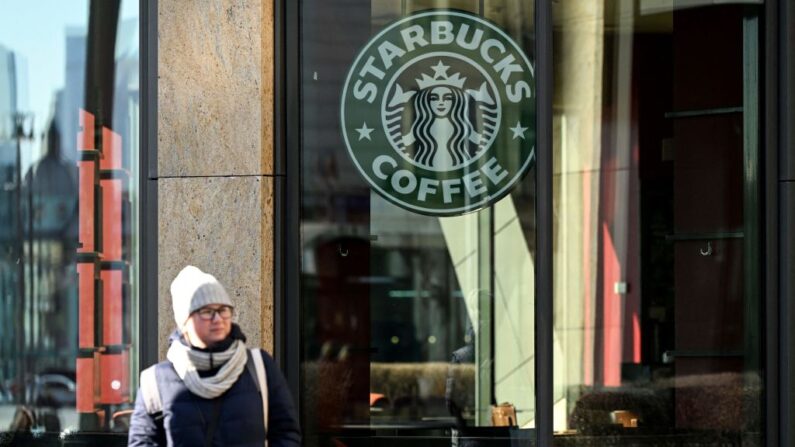 Vista de una cafetería Starbucks cerrada en Moscú (Rusia) el 10 de marzo de 2022. (AFP vía Getty Images)