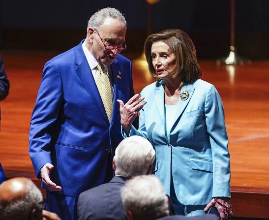 El líder de la mayoría del Senado, Chuck Schumer (D-N.Y.), habla con la presidenta de la Cámara de Representantes, Nancy Pelosi (D-Calif.), en el Capitolio, en Washington, el 16 de marzo de 2022. (Sarah Silbiger/Getty Images)
