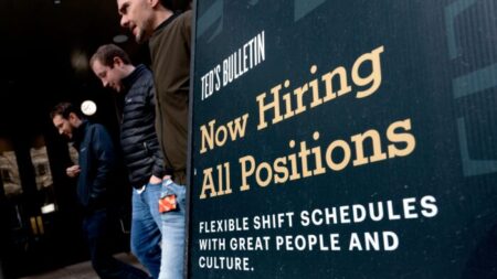 Economía de EE. UU. añade 428,000 puestos de trabajo en abril, una cifra mayor de la esperada