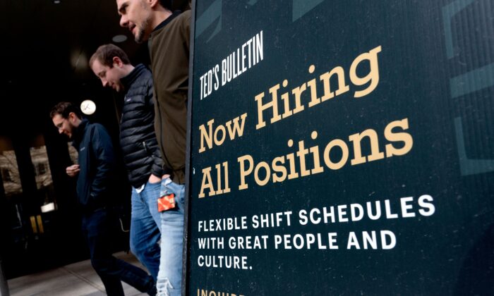 Cartel de "Now Hiring" en Arlington, Virginia, el 16 de marzo de 2022. (Stefani Reynolds/AFP vía Getty Images)