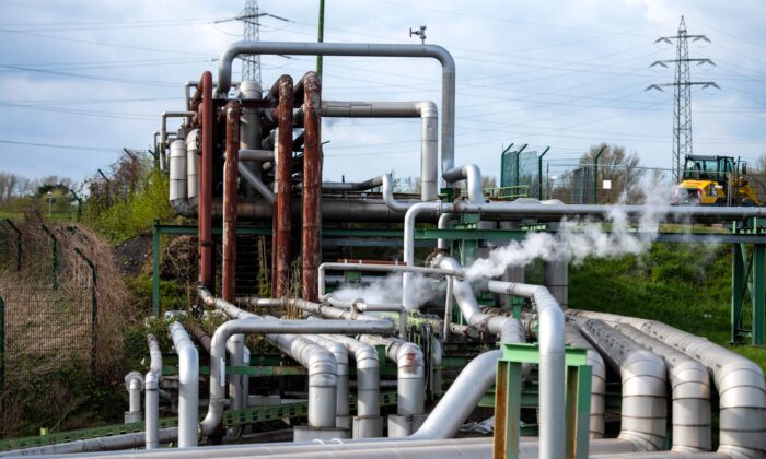 Una vista muestra las tuberías de suministro en las refinerías de petróleo Ruhr Oel de BP Gelsenkirchen GmbH en Gelsenkirchen, Alemania occidental, el 8 de marzo de 2022. (Ina Fassbender/AFP a través de Getty Images)