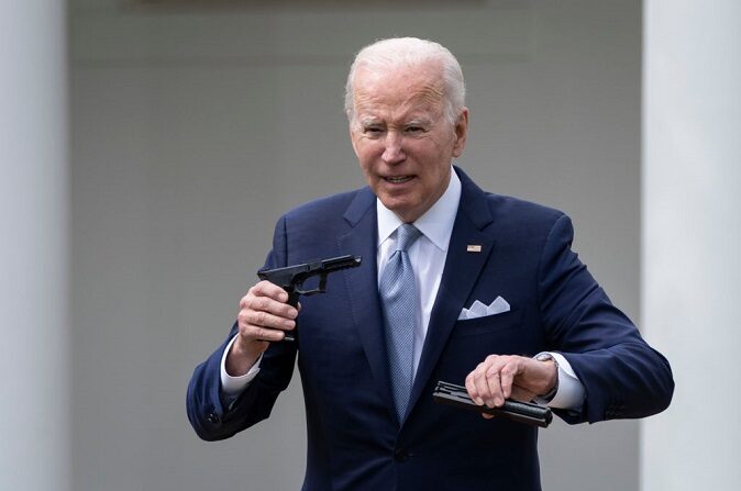 El presidente Joe Biden sostiene un kit de armas fantasma durante un evento en el Jardín de las Rosas de la Casa Blanca en Washington el 11 de abril de 2022. (Drew Angerer/Getty Images)
