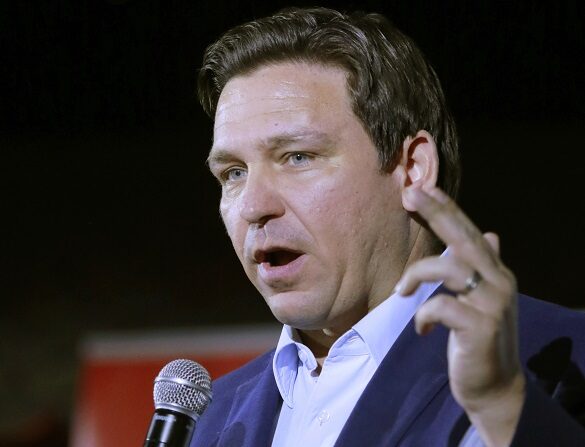 El gobernador de Florida, Ron DeSantis, habla durante un acto de campaña del candidato republicano al Senado por Nevada, Adam Laxalt (no en la foto), en Stoneys Rockin Country el 27 de abril de 2022 en Las Vegas, Nevada.(Ronda Churchill/Getty Images)
