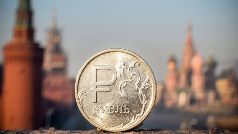 Una moneda de rublo ruso es fotografiada frente al Kremlin en el centro de Moscú, el 28 de abril de 2022. (ALEXANDER NEMENOV/AFP vía Getty Images)