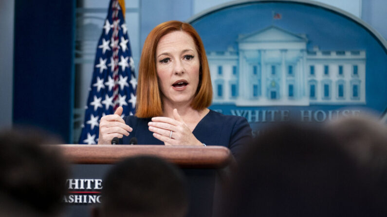 La secretaria de prensa de la Casa Blanca, Jen Psaki, habla en una conferencia de prensa diaria en la Sala de Prensa James Brady de la Casa Blanca, en Washington, el 29 de abril de 2022. (Sarah Silbiger/Getty Images)
