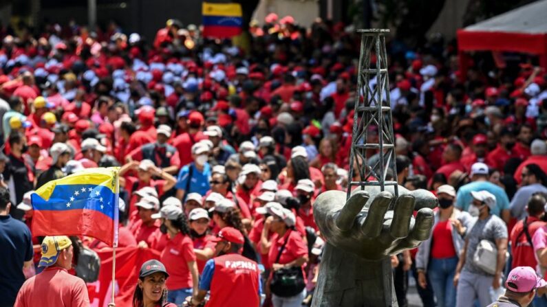 Trabajadores de la petrolera estatal de Venezuela (PDVSA) participan en una marcha para conmemorar el Primero de Mayo (Día del Trabajo), en Caracas (Venezuela), el 1 de mayo de 2022. (Yuri Cortez/AFP vía Getty Images)
