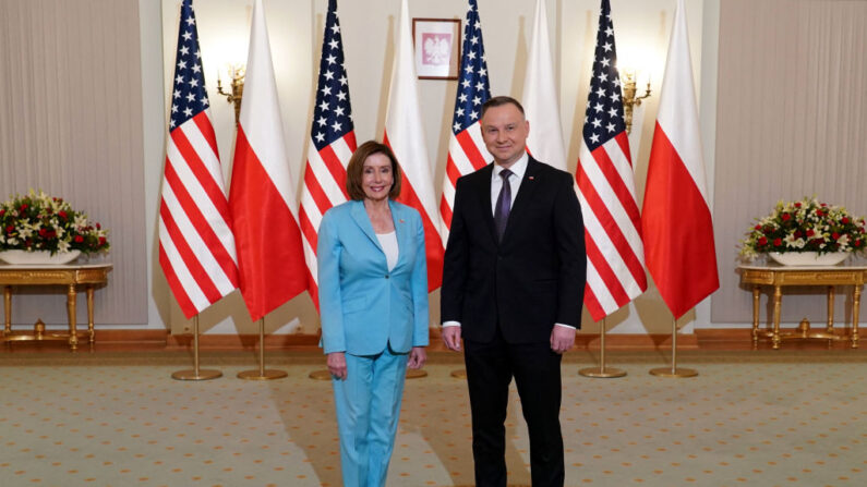 La presidenta de la Cámara de Representantes de EE.UU., Nancy Pelosi,  junto al presidente polaco Andrzej Duda mientras se reúnen en Varsovia el 2 de mayo de 2022. (JANEK SKARZYNSKI/AFP vía Getty Images)