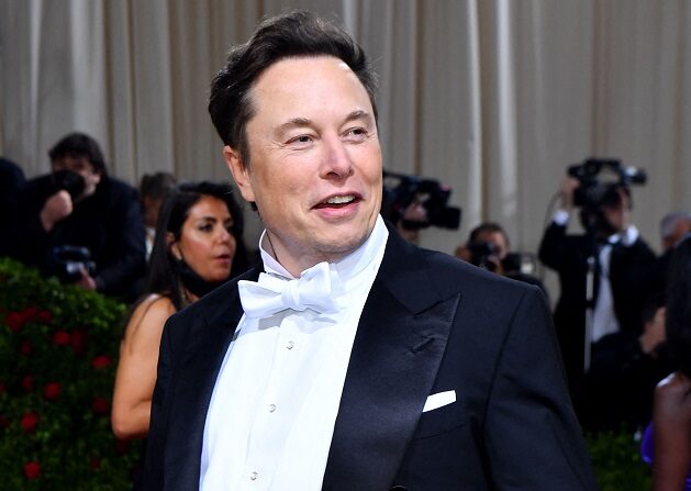 Elon Musk, CEO e ingeniero jefe de Space X, llega a la Gala del Met 2022 en el Museo Metropolitano de Arte, en Nueva York, el 2 de mayo de 2022. (Angela Weiss/AFP vía Getty Images)
