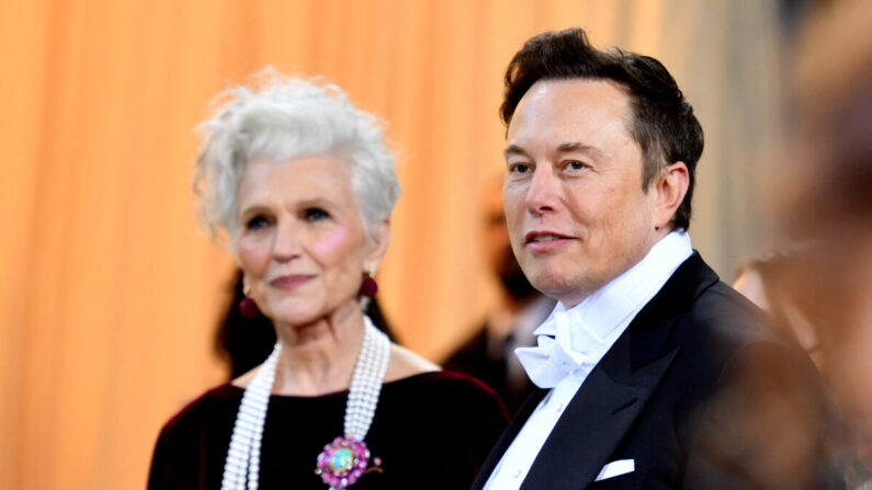 Elon Musk, CEO e ingeniero jefe de SpaceX, y su madre, la supermodelo Maye Musk, llegan a la Gala del Met 2022 en el Museo Metropolitano de Arte de Nueva York, el 2 de mayo de 2022. (Angela Weiss/AFP vía Getty Images)