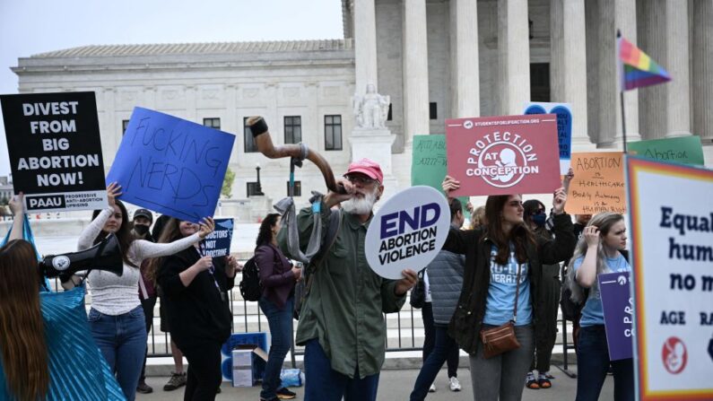 Manifestantes provida y proaborto se reúnen frente a la Corte Suprema de Estados Unidos en Washington, DC, el 3 de mayo de 2022. (Brendan Smialowski / AFP vía Getty Images)