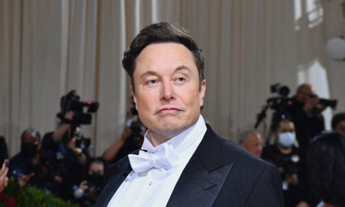 Elon Musk llega para la Met Gala 2022 en el Museo Metropolitano de Arte, en Nueva York, el 2 de mayo de 2022. (Angela Weiss/AFP vía Getty Images)