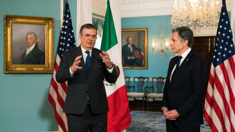 El Secretario de Estado Antony Blinken escucha al Secretario de Relaciones Exteriores de México, Marcelo Ebrard, hablar con los periodistas en el Departamento de Estado, el 3 de mayo de 2022, en Washington, DC. (MANUEL BALCE CENETA/POOL/AFP vía Getty Images)